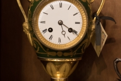 Orologio da tavolo a forma di Anfora / Table clock in amphora shape.